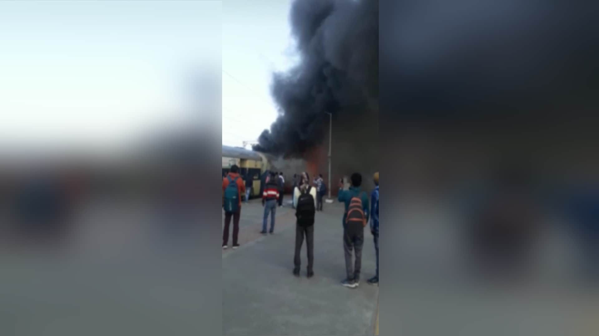 Meerut News: 250 peoples have jumped from train for safe life after fire set in Saharanpur Delhi Passenger