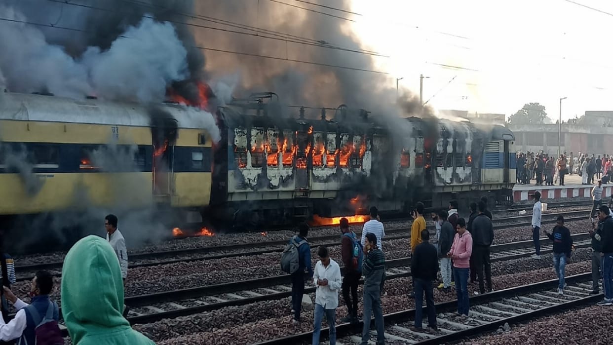 UP News: Two coaches of the train were burnt to ashes at Daurala railway station in Meerut see photos