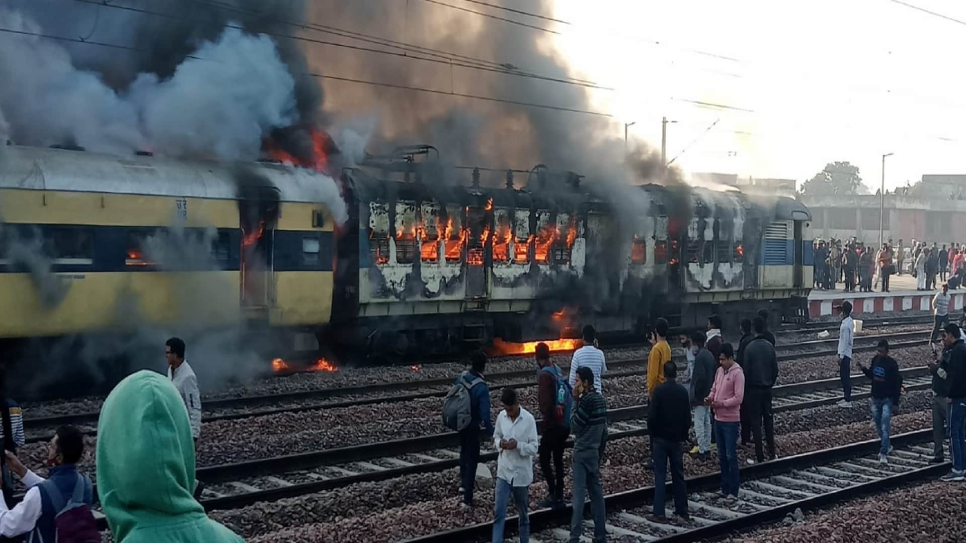 Meerut News: 250 peoples have jumped from train for safe life after fire set in Saharanpur Delhi Passenger