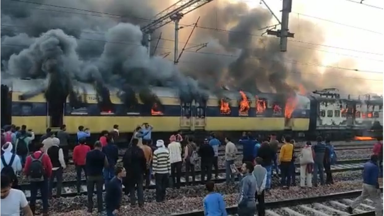 Meerut News: fire set was in Saharanpur Delhi passenger train after blast on Daurala Railway Station