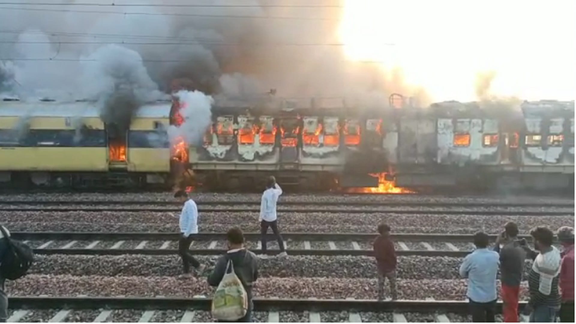 Meerut News: fire set was in Saharanpur Delhi passenger train after blast on Daurala Railway Station