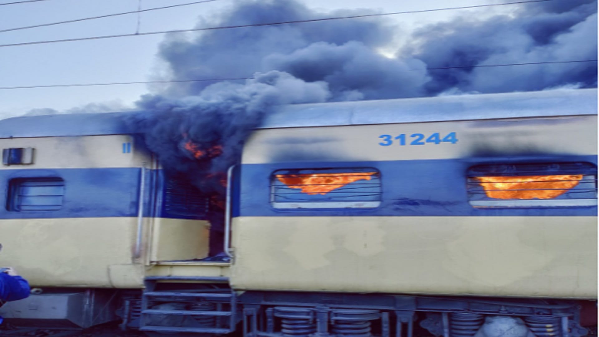 Meerut News: fire set was in Saharanpur Delhi passenger train after blast on Daurala Railway Station