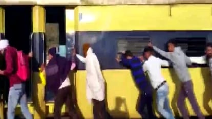 Fire breaks out in Saharanpur-Delhi passenger train in Meerut