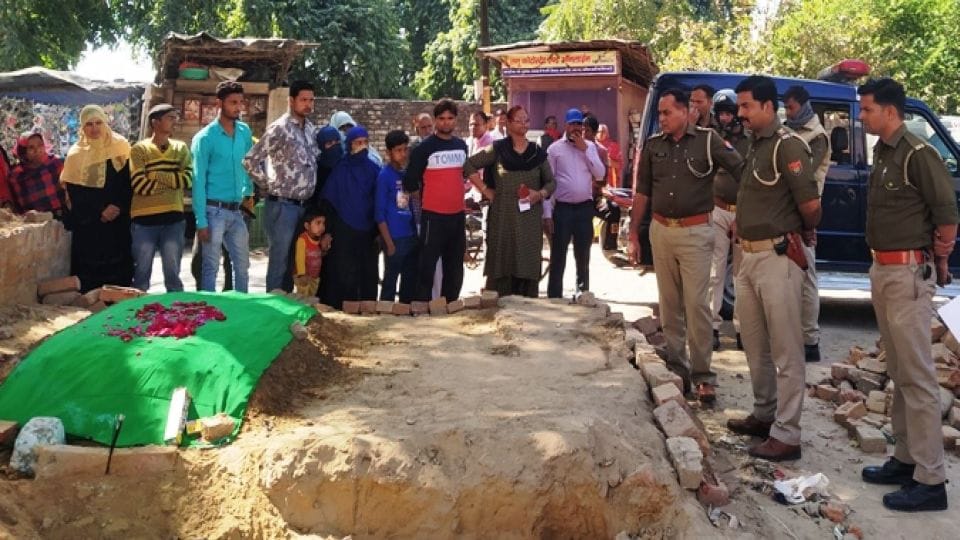 brother and sister created ruckus over grave of father in firozabad