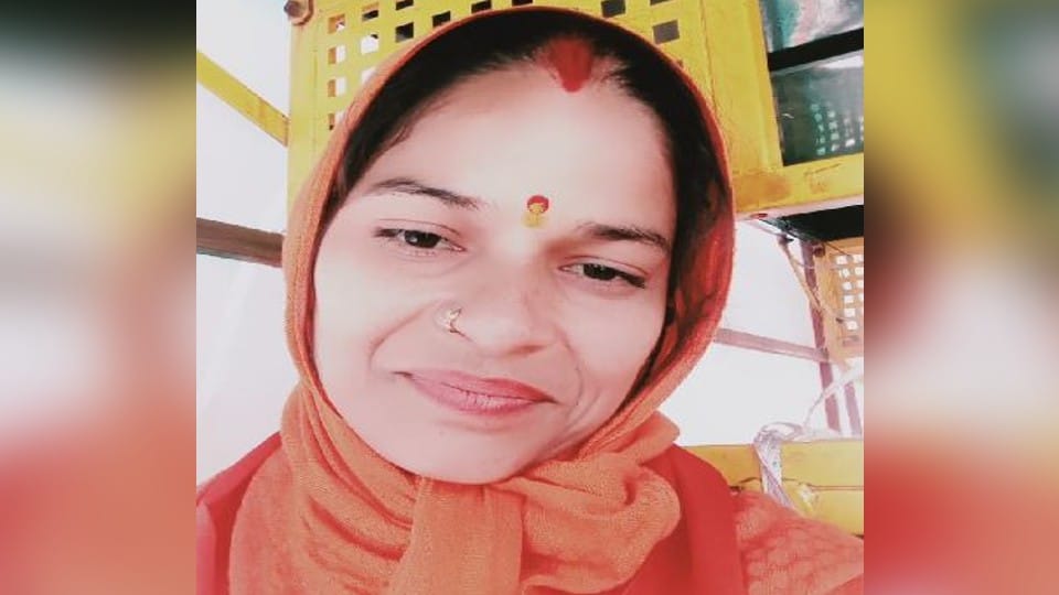 International Women's Day Sarita driving e-rickshaw for treatment of daughter in Agra