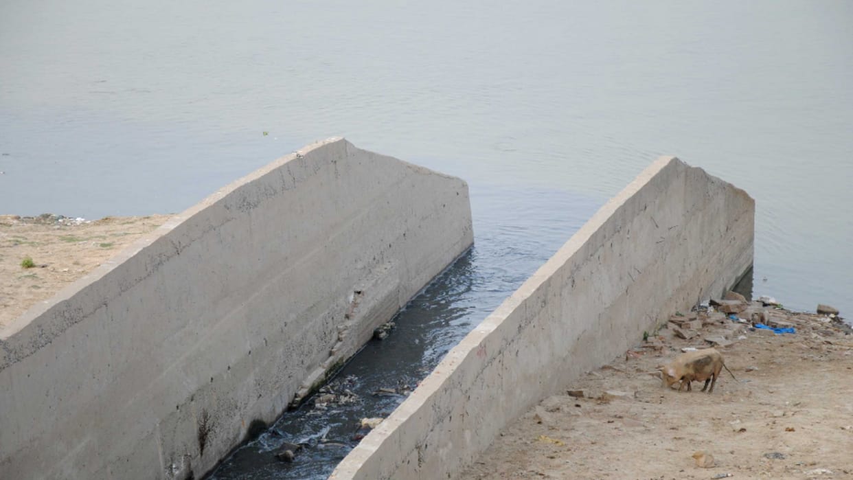 delhi government is cleaning drains by making a dam in a natural way
