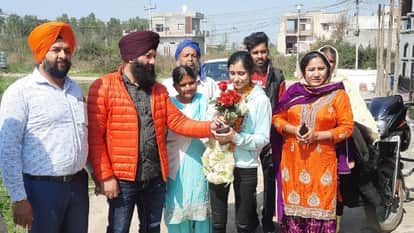 यूक्रेन से लौटीं कोमलप्रीत कौर का स्वागत करते अभिभावक व ग्रामीण।