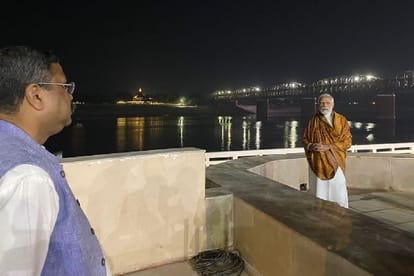 PM Modi in varanasi Passengers compete to take selfie and make video with PM Modi at Cantt station