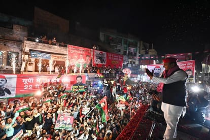 UP election 2022 Akhilesh Yadav in Varanasi Worshiped at Mahamrityunjay temple and Baba Kaal Bhairav mandir sought blessings for victory in vidhan sabha chunav