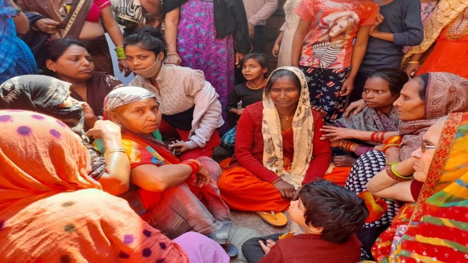 dead body of man found hanging in marriage home in Agra