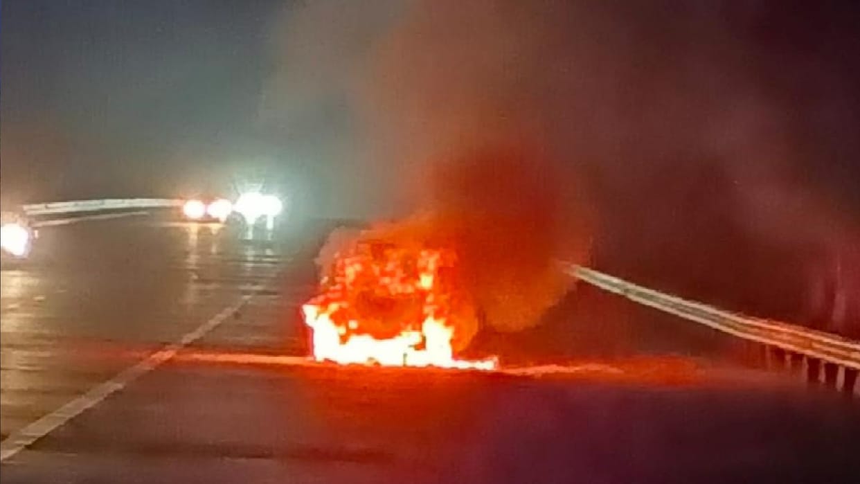 Yamuna Expressway moving car caught fire