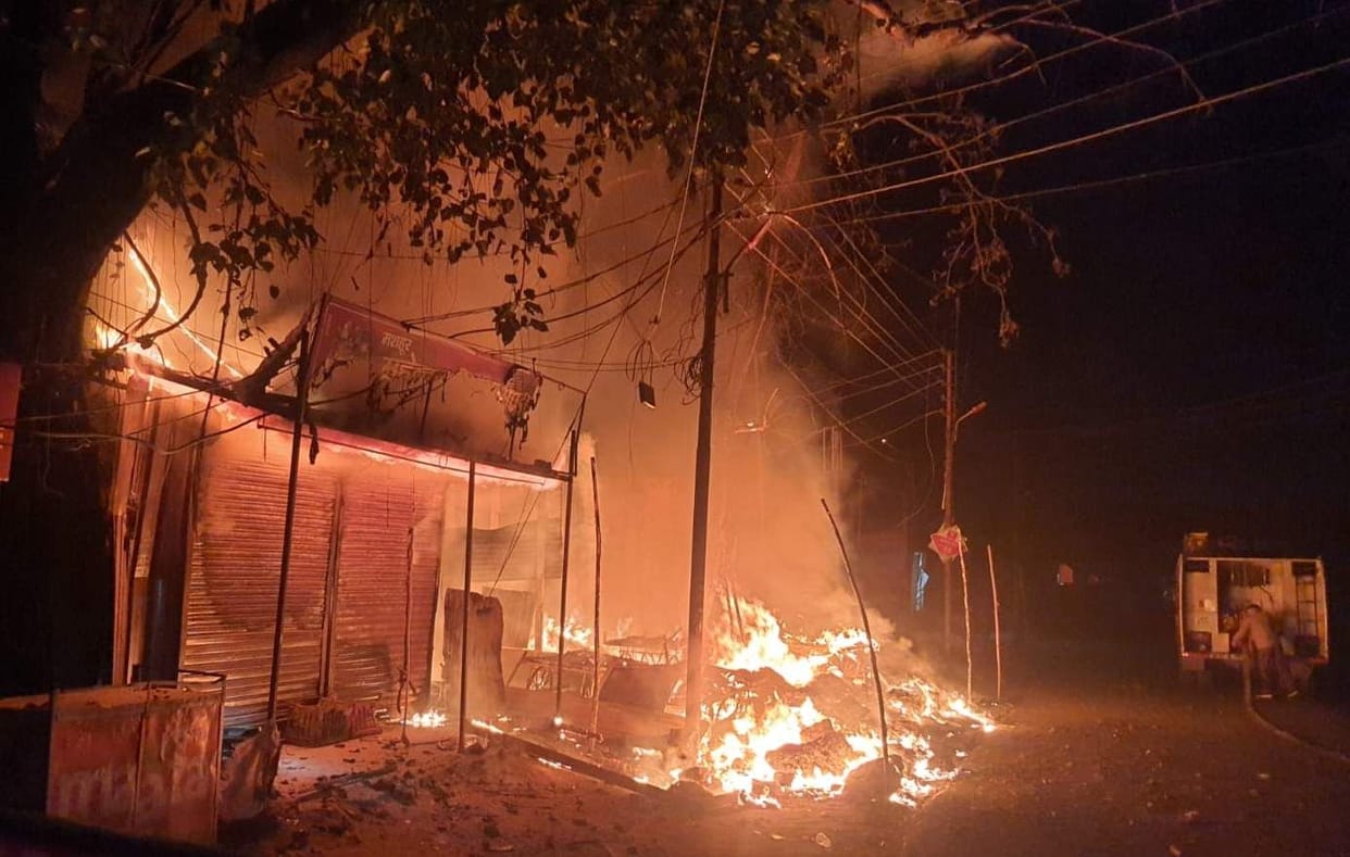 Fire broke out in four shops outside Mandi Samiti