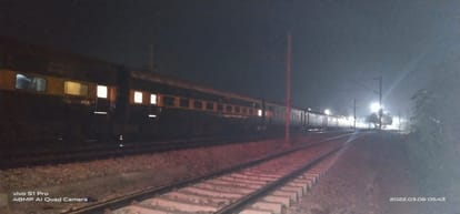 फोटो-06एयूआरपी 33- अछल्दा स्टेशन पर खड़ी गरीब रथ सुपर फास्ट एक्सप्रेस। संवाद