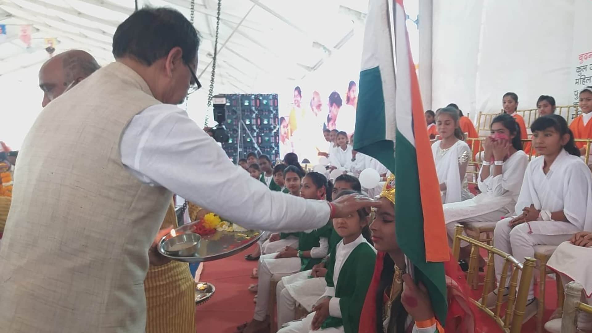 CM's gift on Budhni Gaurav Diwas: Inaugurated sewerage project, gave message of cleanliness together with cleaning friends