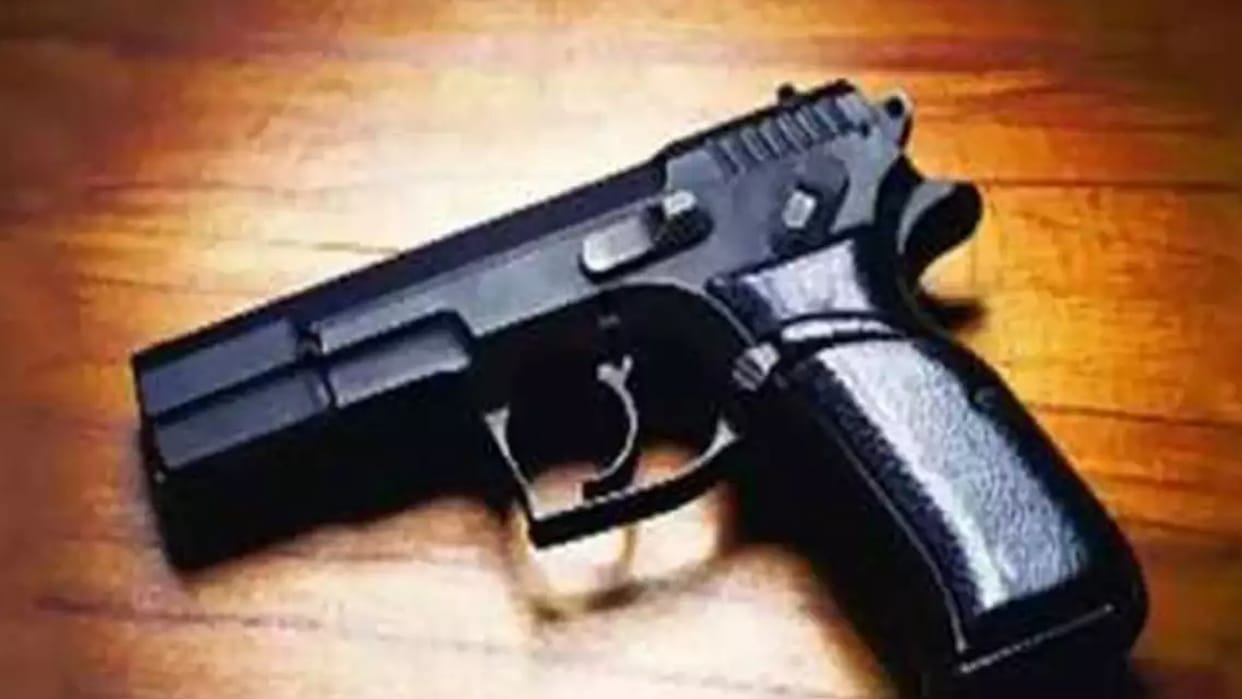Arms licenses of 17 including former minister Sanjay Singh revoked, action taken for non-surrender