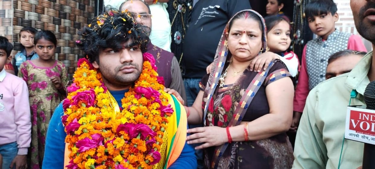 akash back to home, no flight for anand