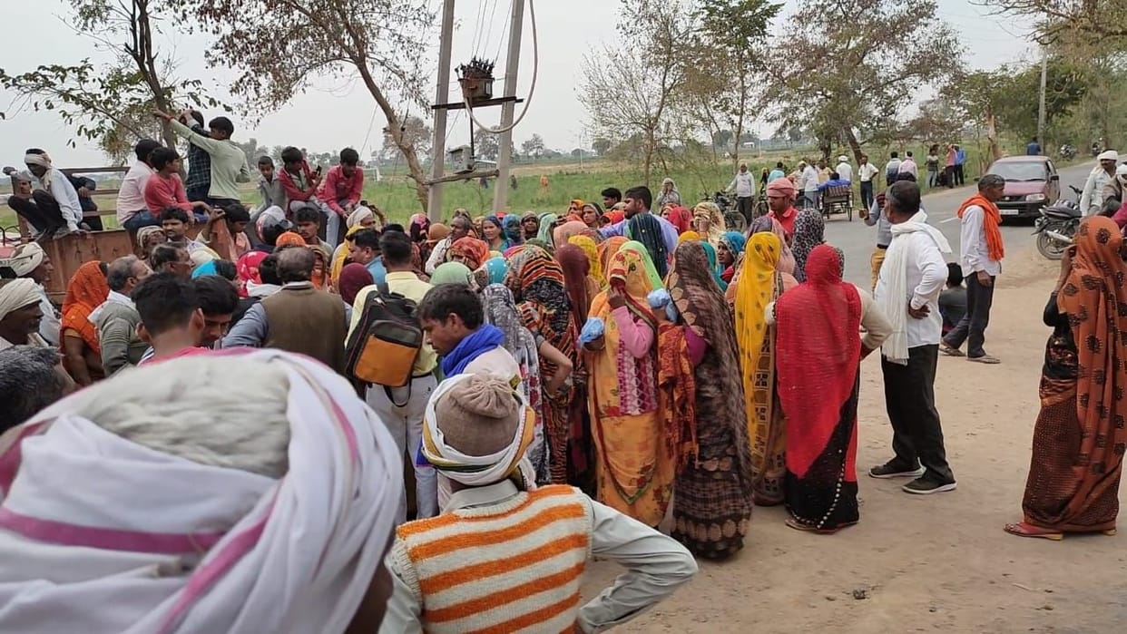 Hathras: On the death of the young man in the accident, the dead body was jammed on the road