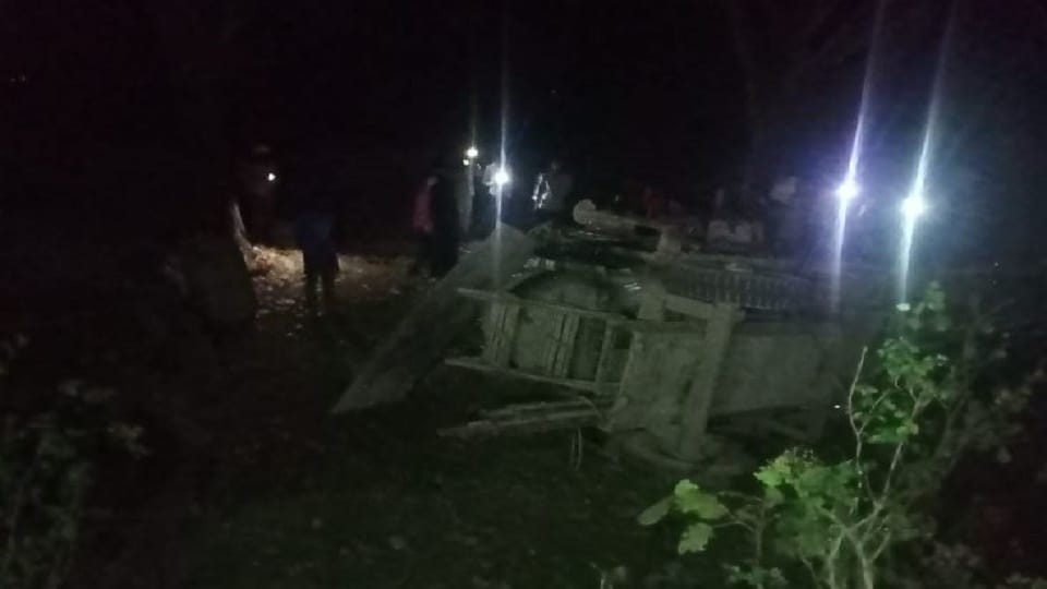 Accident in jaunpur Four killed due to overturning of casting machine including tractor