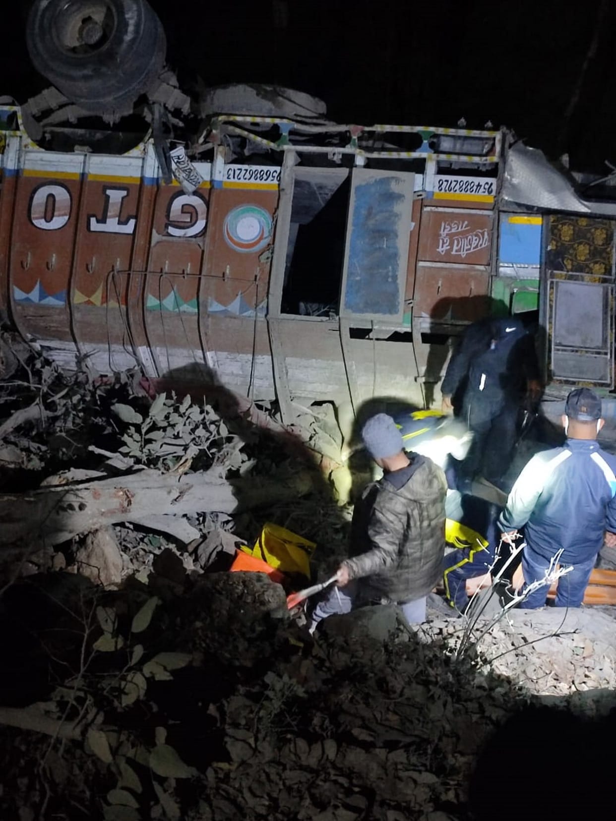 Uttarakhand : truck fell in the ditch, SDRF rescued five people In Kotwar