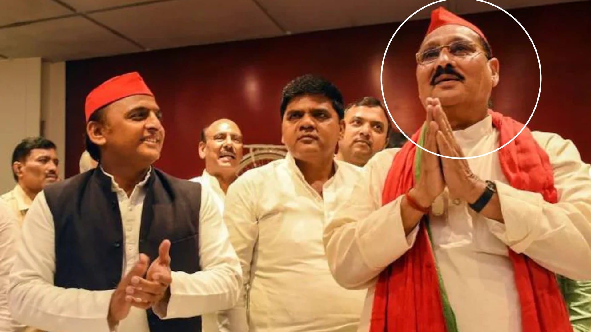समाजवादी पार्टी के मुखिया अखिलेश यादव के साथ रमाकांत यादव।