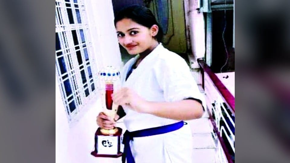 National karate champion Anjali Gautam struggle story in Agra