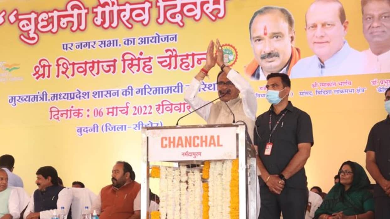 CM's gift on Budhni Gaurav Diwas: Inaugurated sewerage project, gave message of cleanliness together with cleaning friends