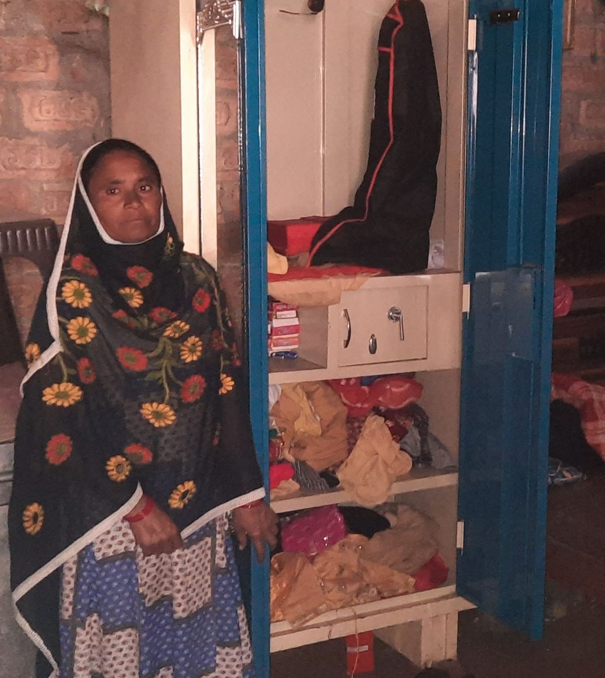 Kanpur Dehat : Goods worth lakhs crossed from two shops and two houses, thieves caught in CCTV camera
