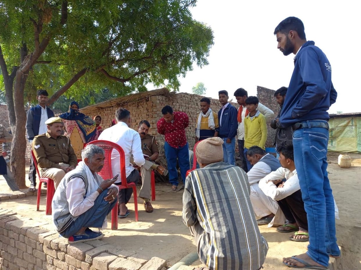 Hathras: Uproar over stopping the procession from climbing, the procession came out in the presence of police