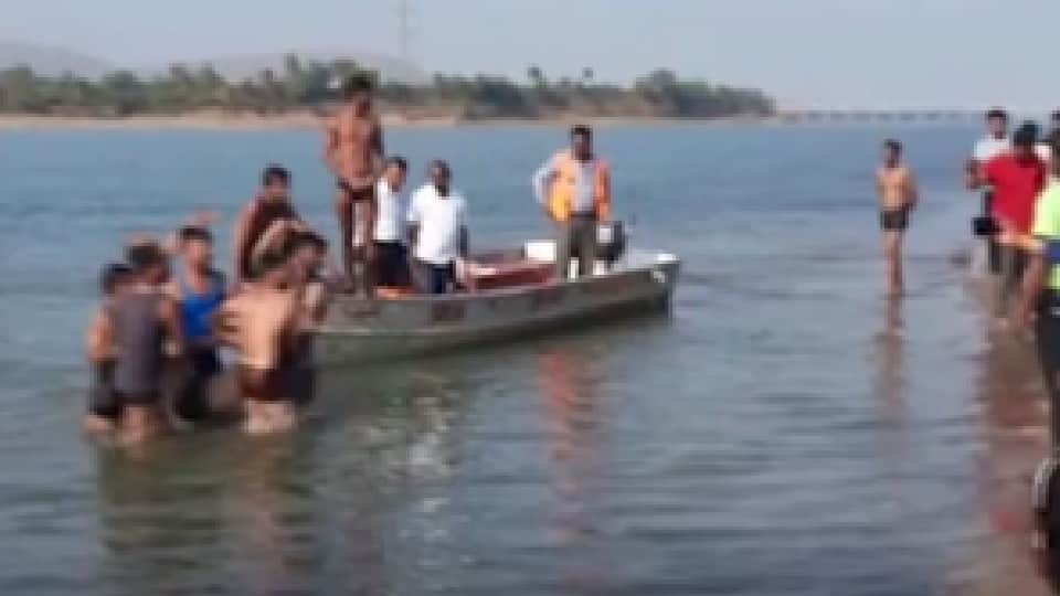 घंटों की मशक्कत के बाद चारों युवकों को खोजा गया।