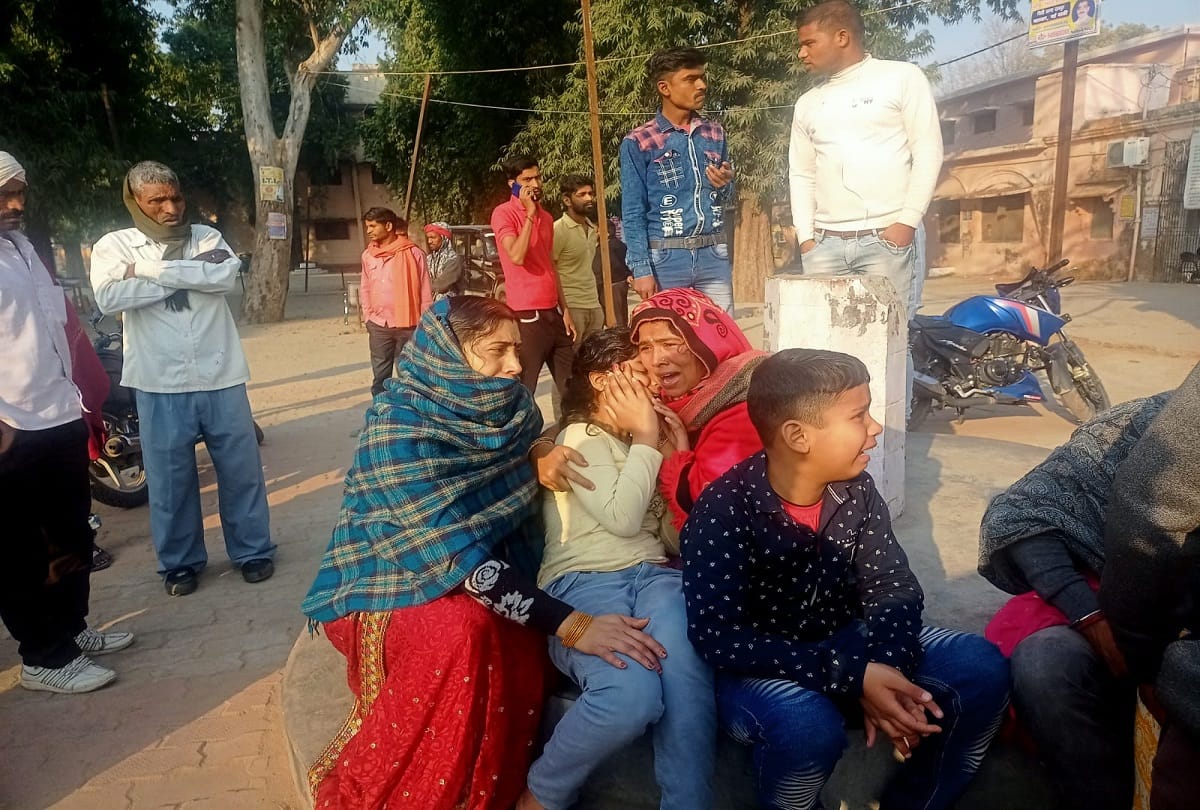 relatives create ruckus after Woman dies in private hospital in ballia  accused doctor absconding