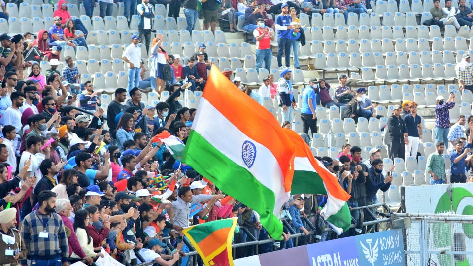 Fan threw cap on Virat Kohli