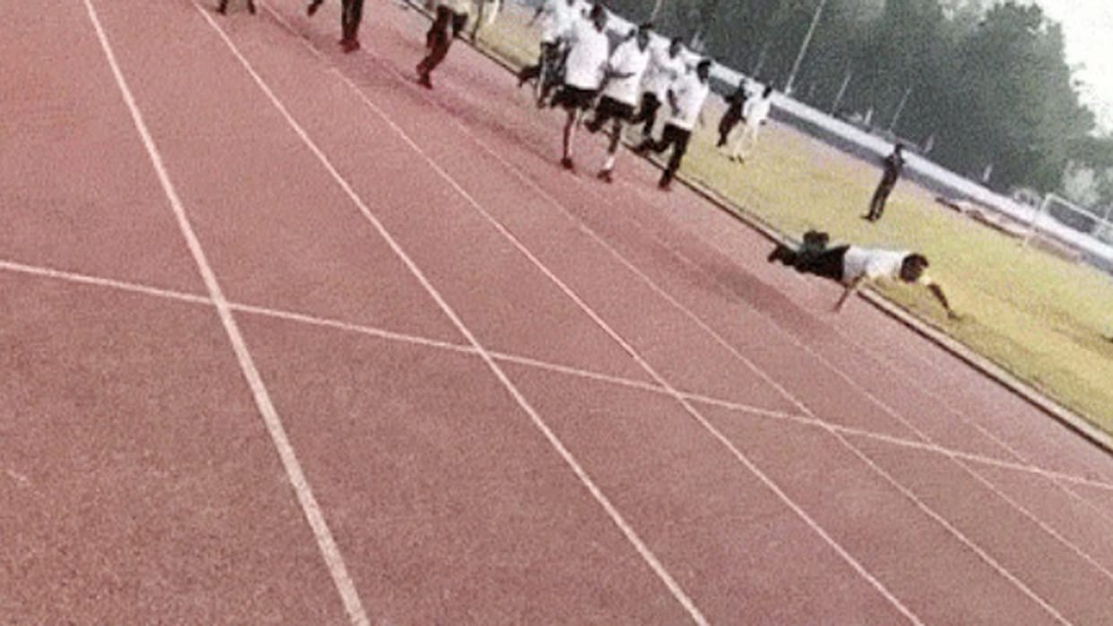 Bihar DGP SK Singhal fell in the Race come to encourage IPS officers in 50 meters race