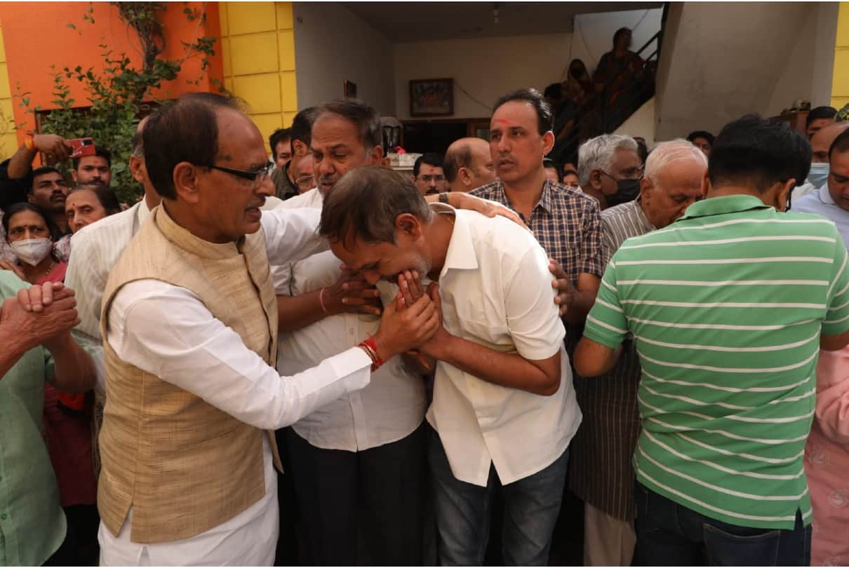 Indore: CM Shivraj attended the funeral of the mother of BJP state organization General Secretary, other BJP leaders also reached