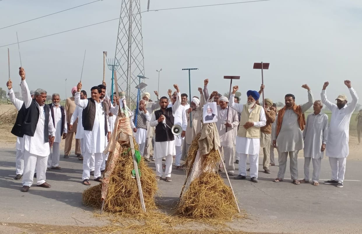 The agitators burnt the effigy of the MP and the Prime Minister on the firm front