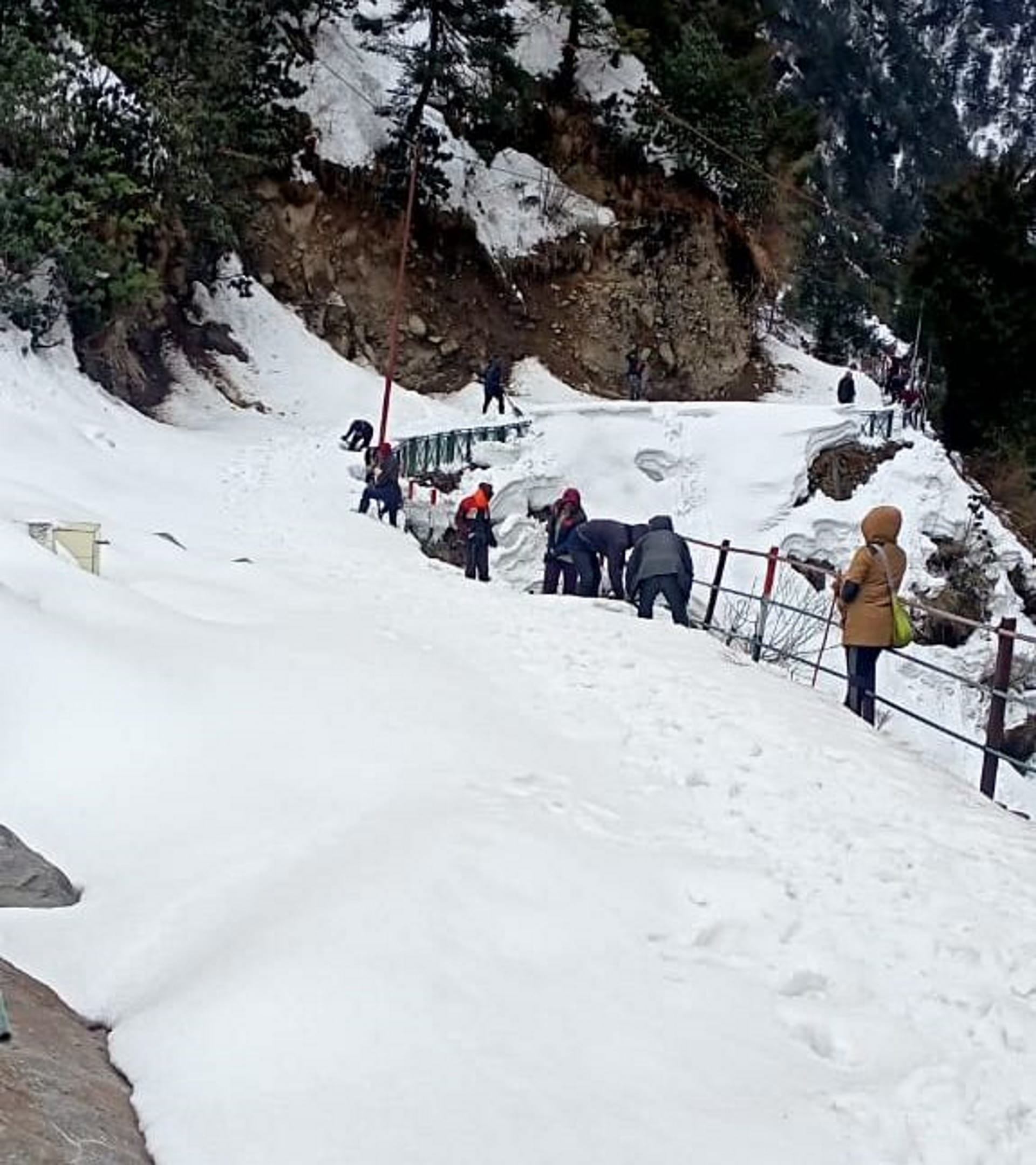 Chardham Yatra 2022: Snow removal work started from Gaurikund-Kedarnath walkway,15 to 20 feet high ice floes also spread, see photos