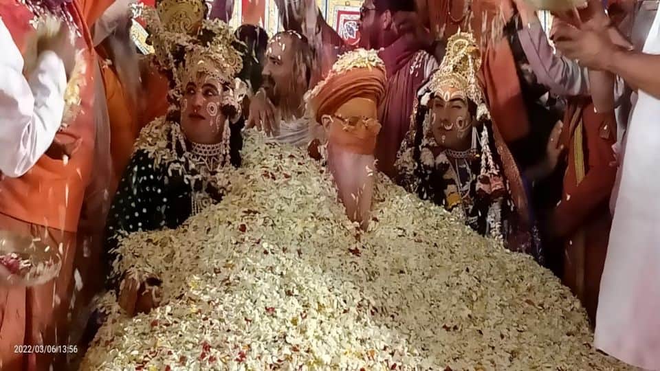 holi 2022 holi played with flowers and laddu in ramanreti ashram in mathura