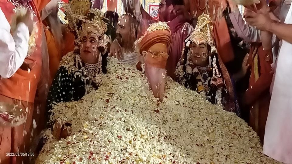 holi 2022 holi played with flowers and laddu in ramanreti ashram in mathura