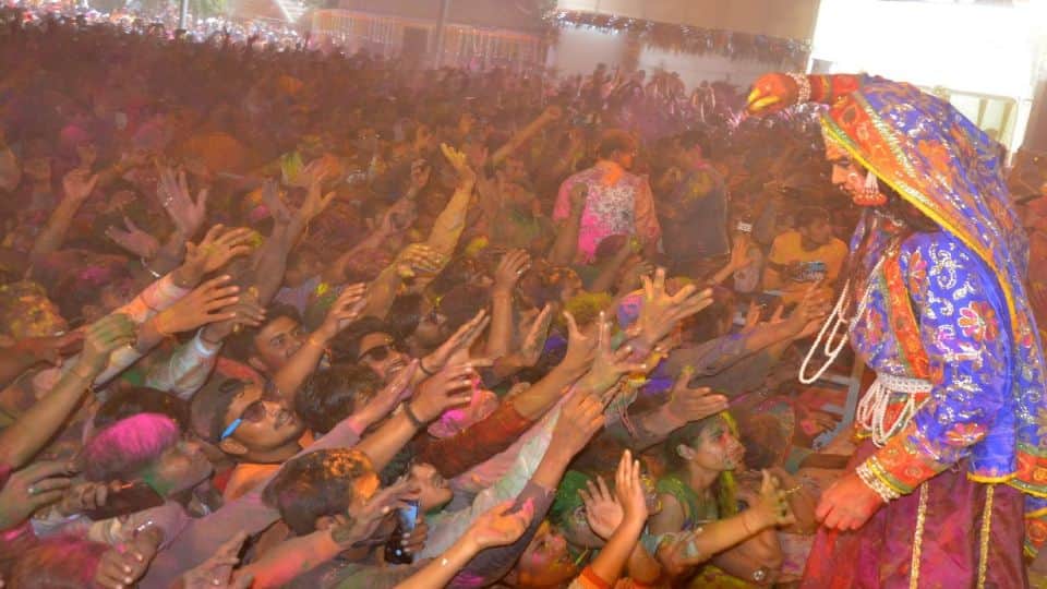 holi 2022 holi played with flowers and laddu in ramanreti ashram in mathura