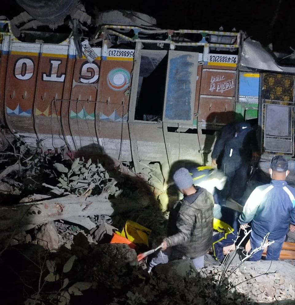 Truck full of cement fell into a ditch, five people injured