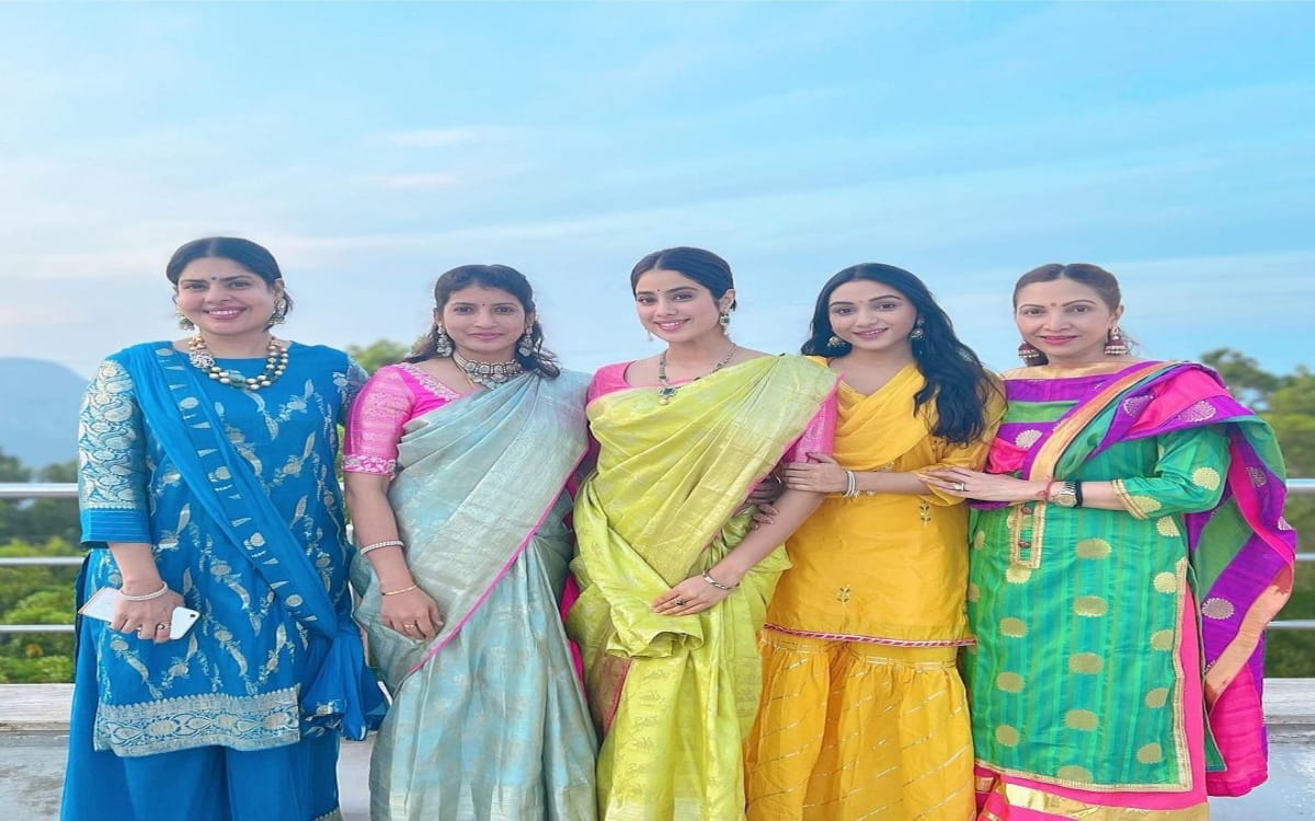 Janhvi Kapoor visits Tirupati Balaji Temple on her birthday see is looking beautiful in Silk Saree