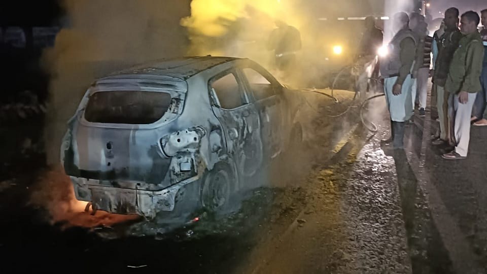 car caught fire on delhi dehradun highway uncle-nephew saved lives by jumping from vehicle