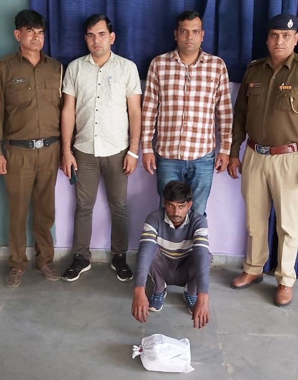 Special staff caught a bike smuggler carrying 2.450 kg of charas