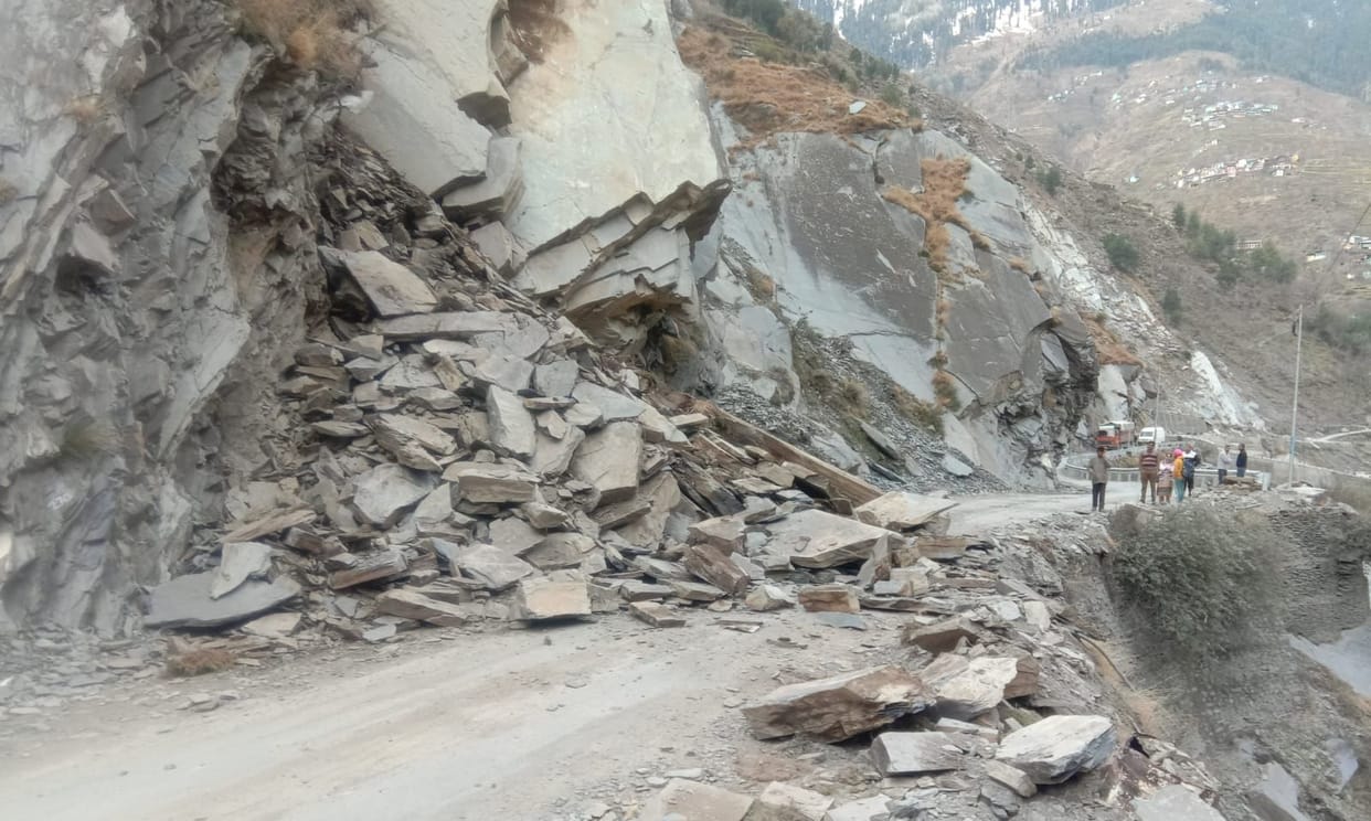 Mountains break in Gaihara, movement affected throughout the day on the highway