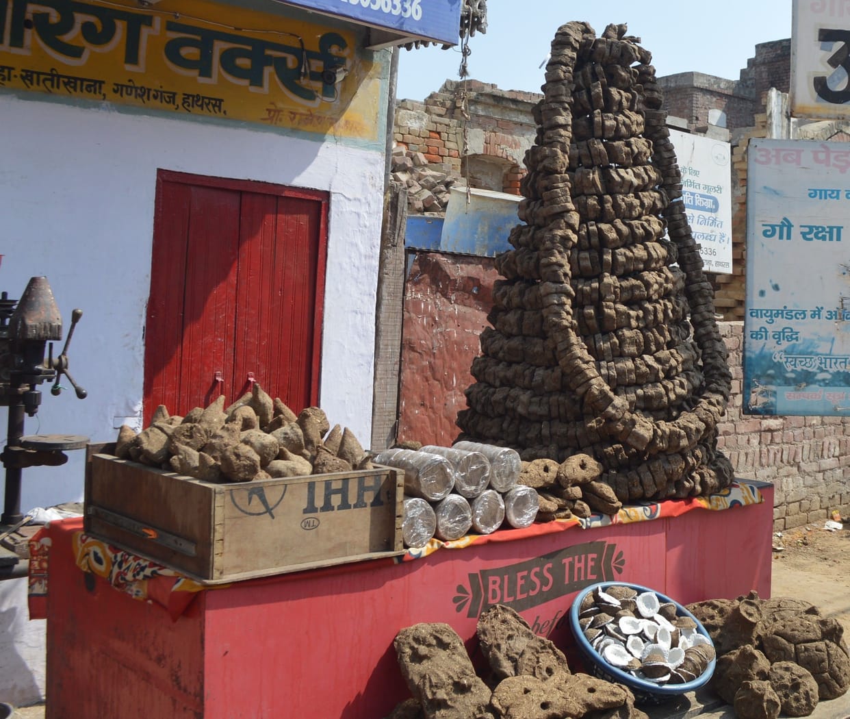Hathras: Dung became a means of employment for Ravi
