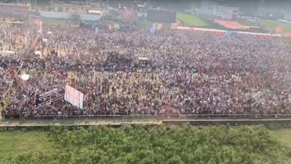 फोटो पूर्वांचल की है। प्रधानमंत्री नरेंद्र मोदी की रैली के दौरान बड़ी संख्या में लोगों की भीड़ जुटी थी।