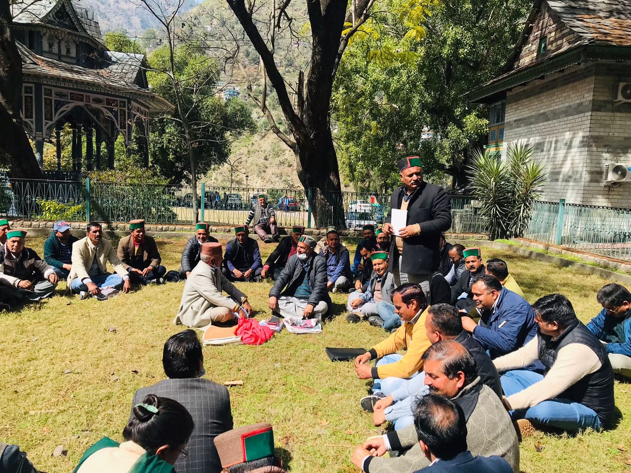 congress commetti organised meeting in padam palace in rampur-and said to members  submitt all membership form till 20 march