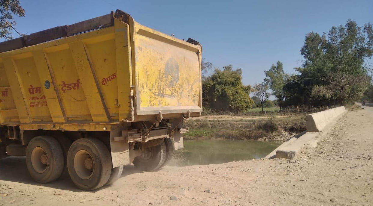 Tahrir to MP Police against trucks passing through canal track