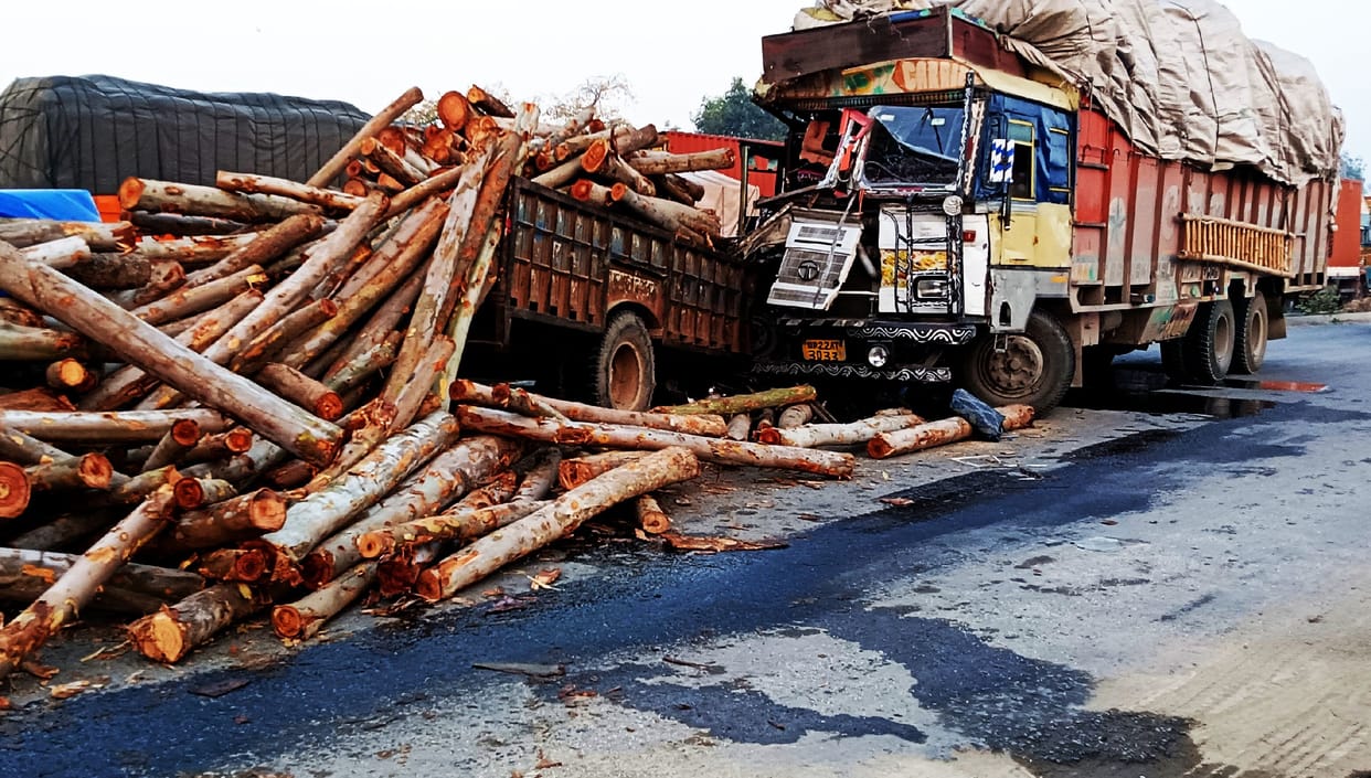 Tractor-trolley and truck clashed on the highway, jammed
