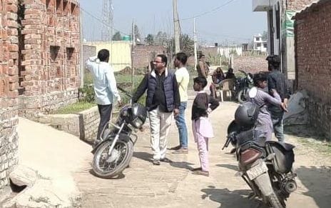 Robbery worth lakhs, cash worth one lakh and jewelery worth 2.5 lakhs looted in four houses on the strength of arms