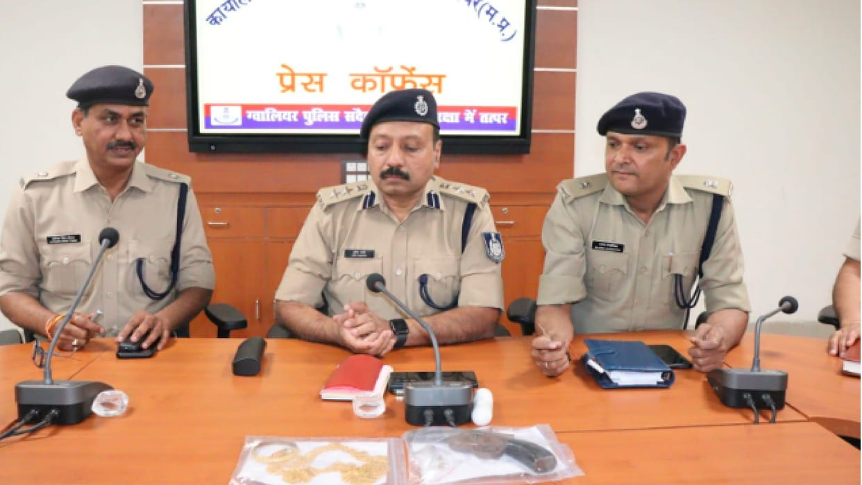 Gwalior: Arrested for robbing a bullion trader on the tip of a gun, arms and jewelery worth 10 lakhs also recovered